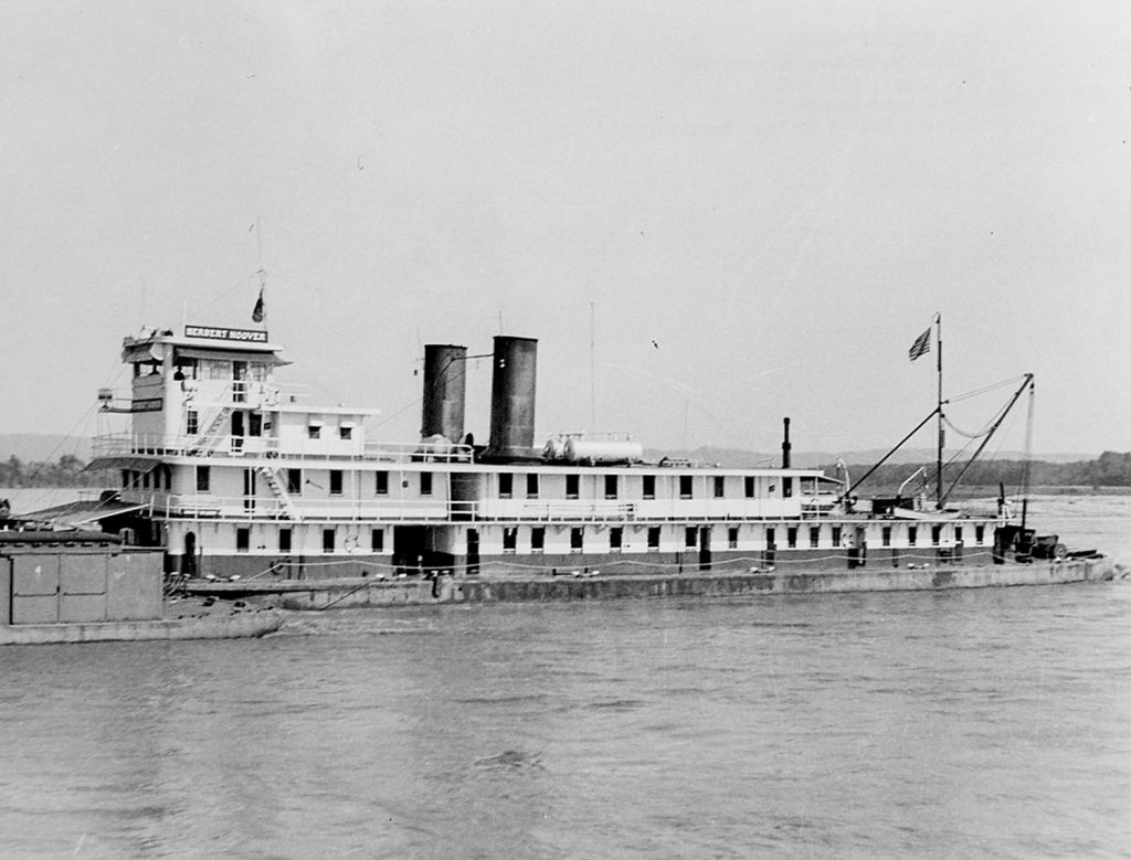 The Herbert Hoover at work. (Dan Owen/Boat Photo Museum collection)