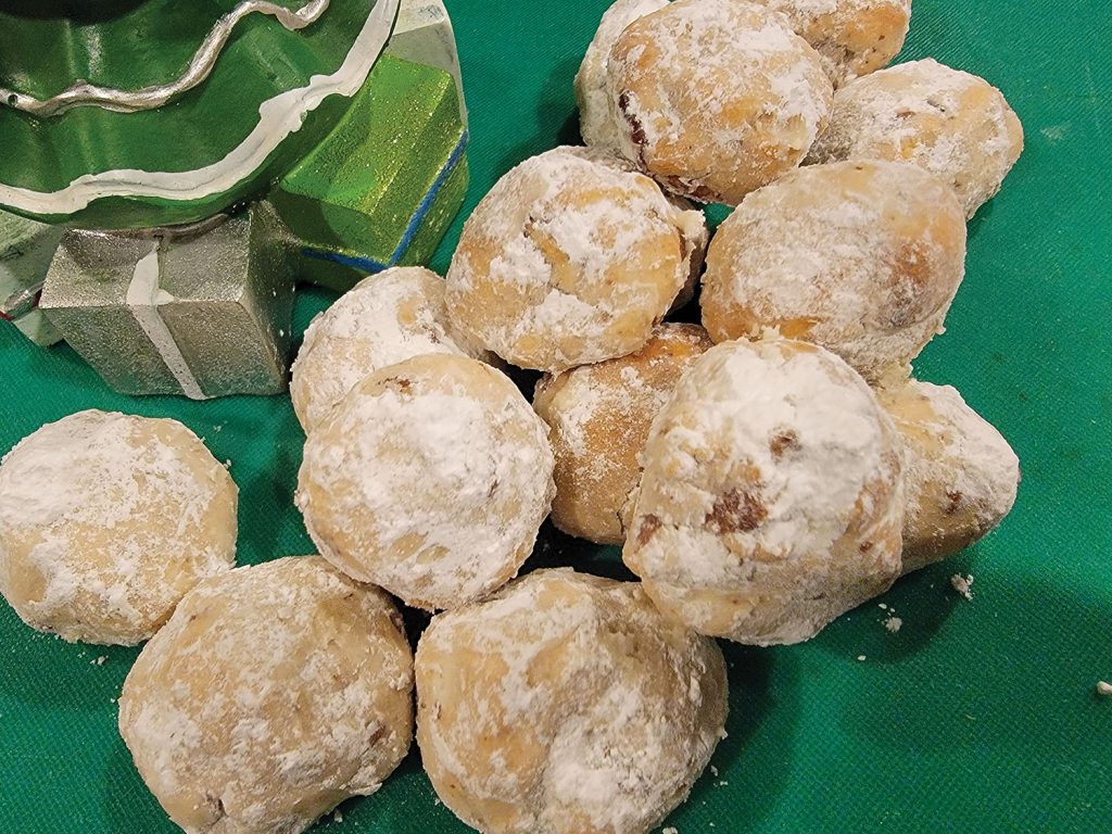 Pecan snowballs.