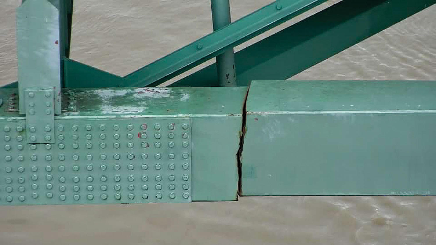 Crack Found In Memphis Bridge