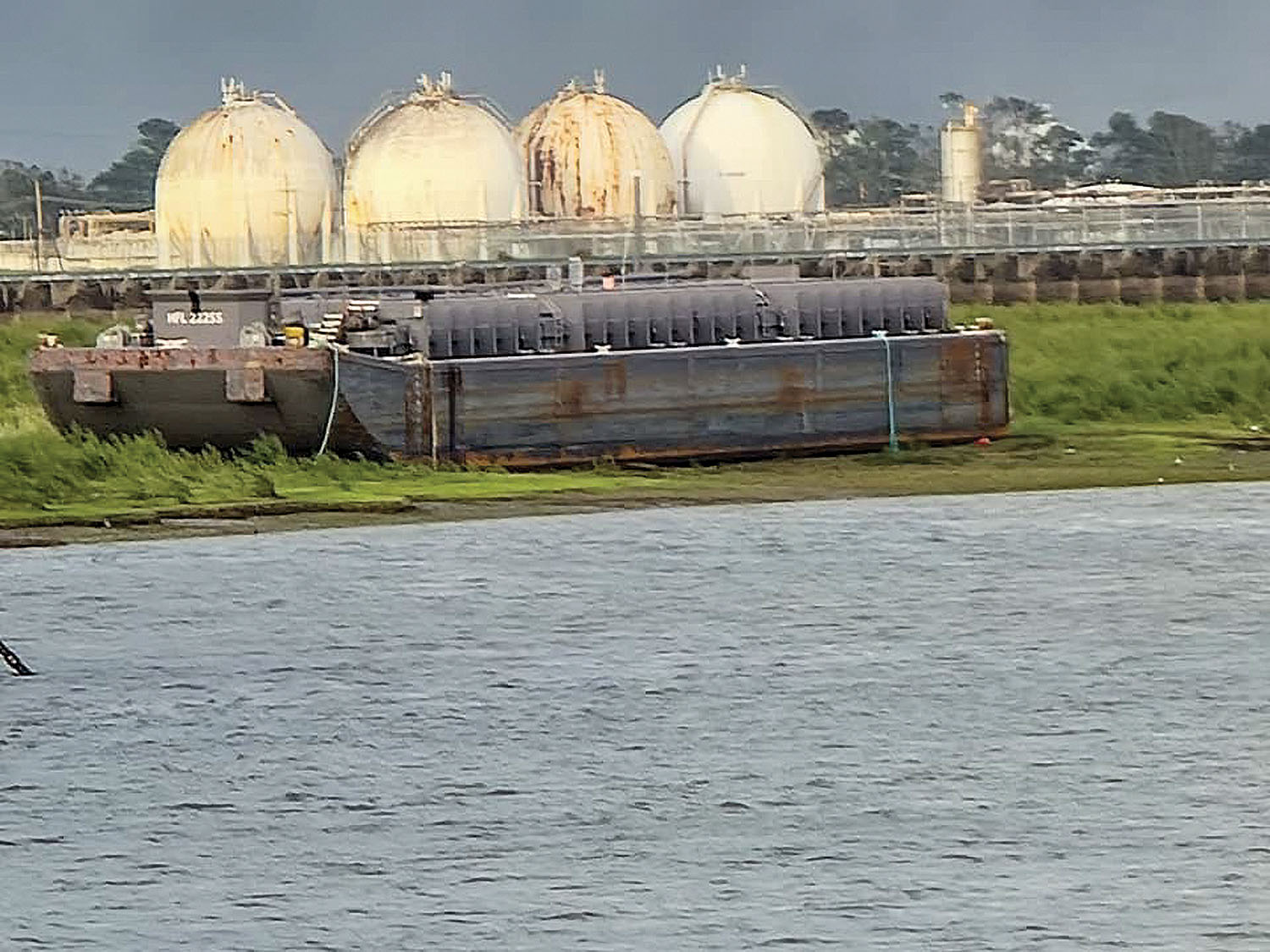 Ida_grounded_tank_barge