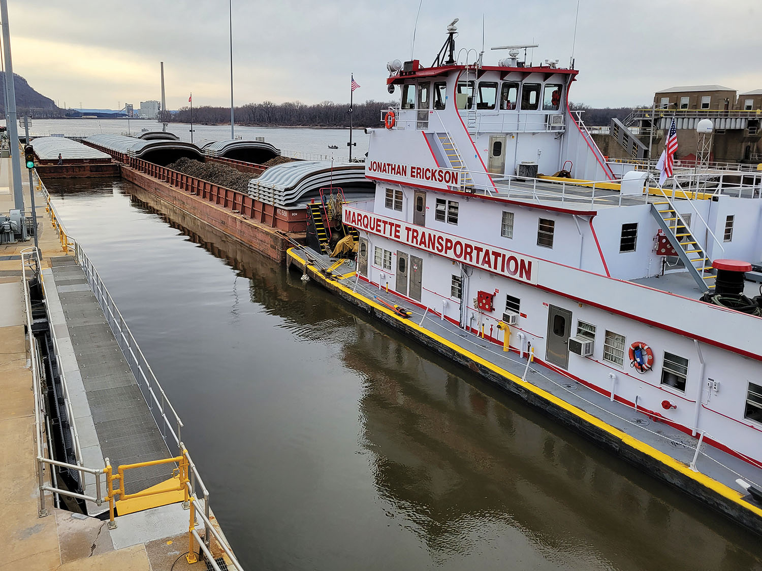 The Jonathan Erickson moves the last commercial tow of 2021 out of St. Paul, Minn., on November 23. (Photo courtesy of St. Paul Engineer District)