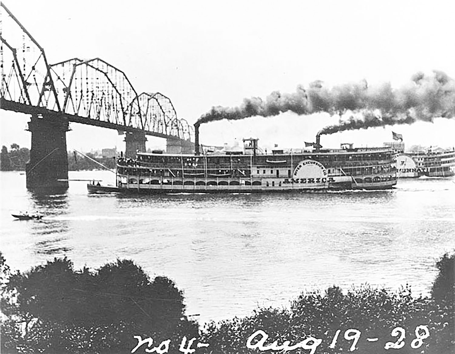 The America approaches the Big Four Railroad Bridge (now a pedway) at Louisville during the 1928 race with the Cincinnati, the last of the contests between sidewheelers. (Keith Norrington collection)