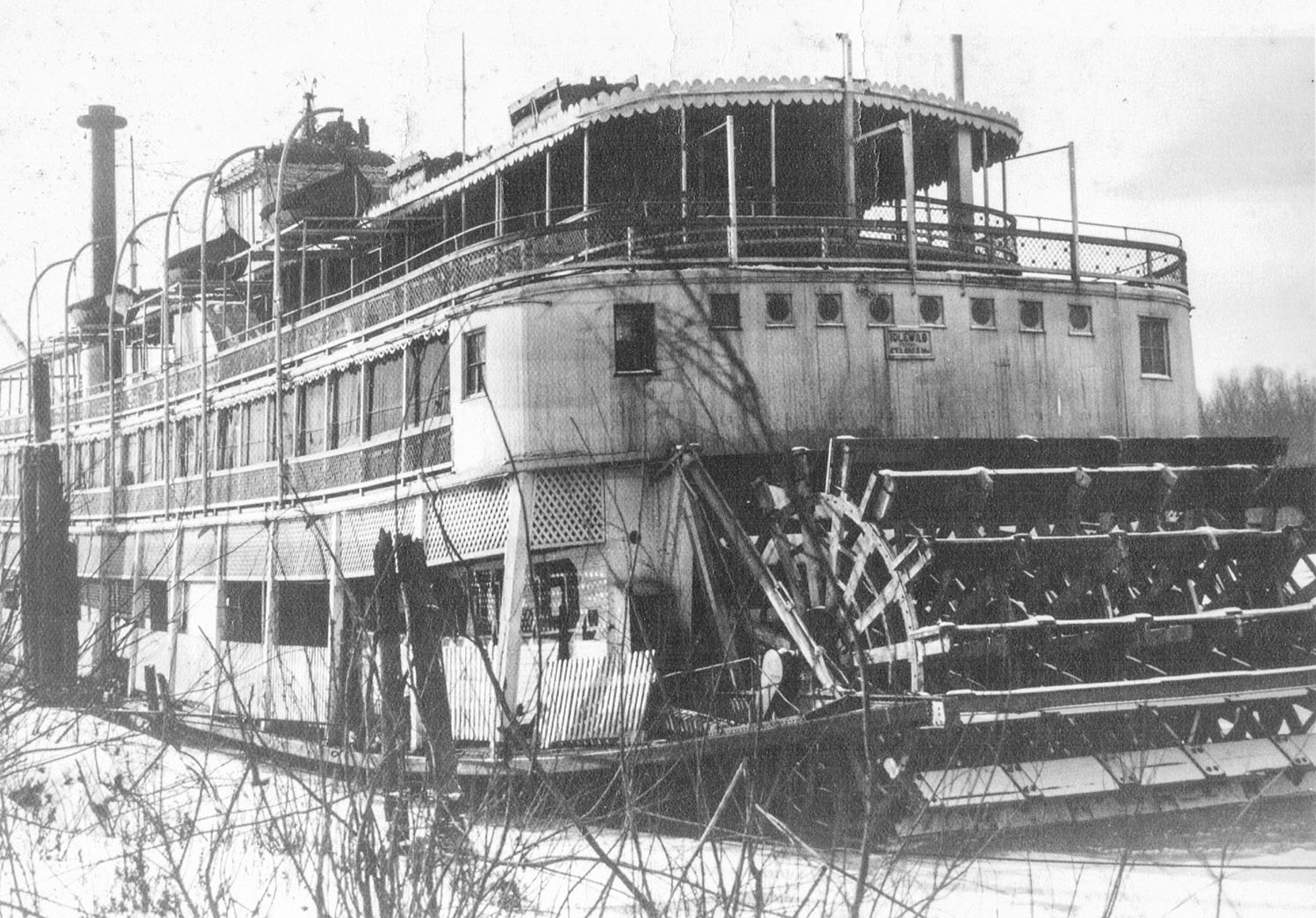 The Str. Idlewild (today the Belle of Louisville) frequently wintered at Alton Slough. (Keith Norrington collection)