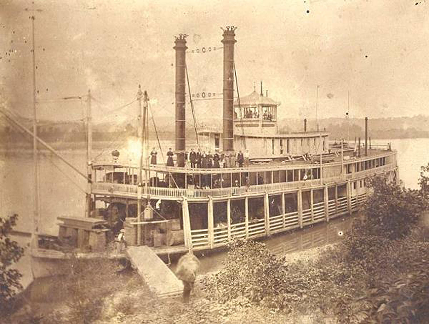 The Str. Tell City at an Ohio River landing. (Keith Norrington collection)