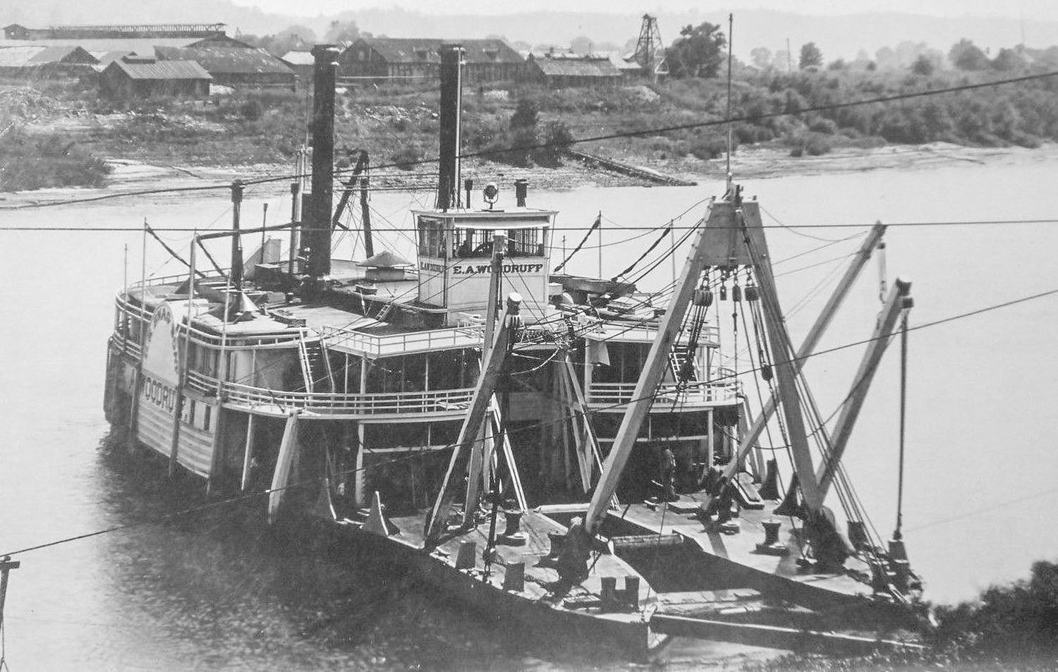 The snagboat E.A. Woodruff at work on the Ohio River. (Keith Norrington collection)
