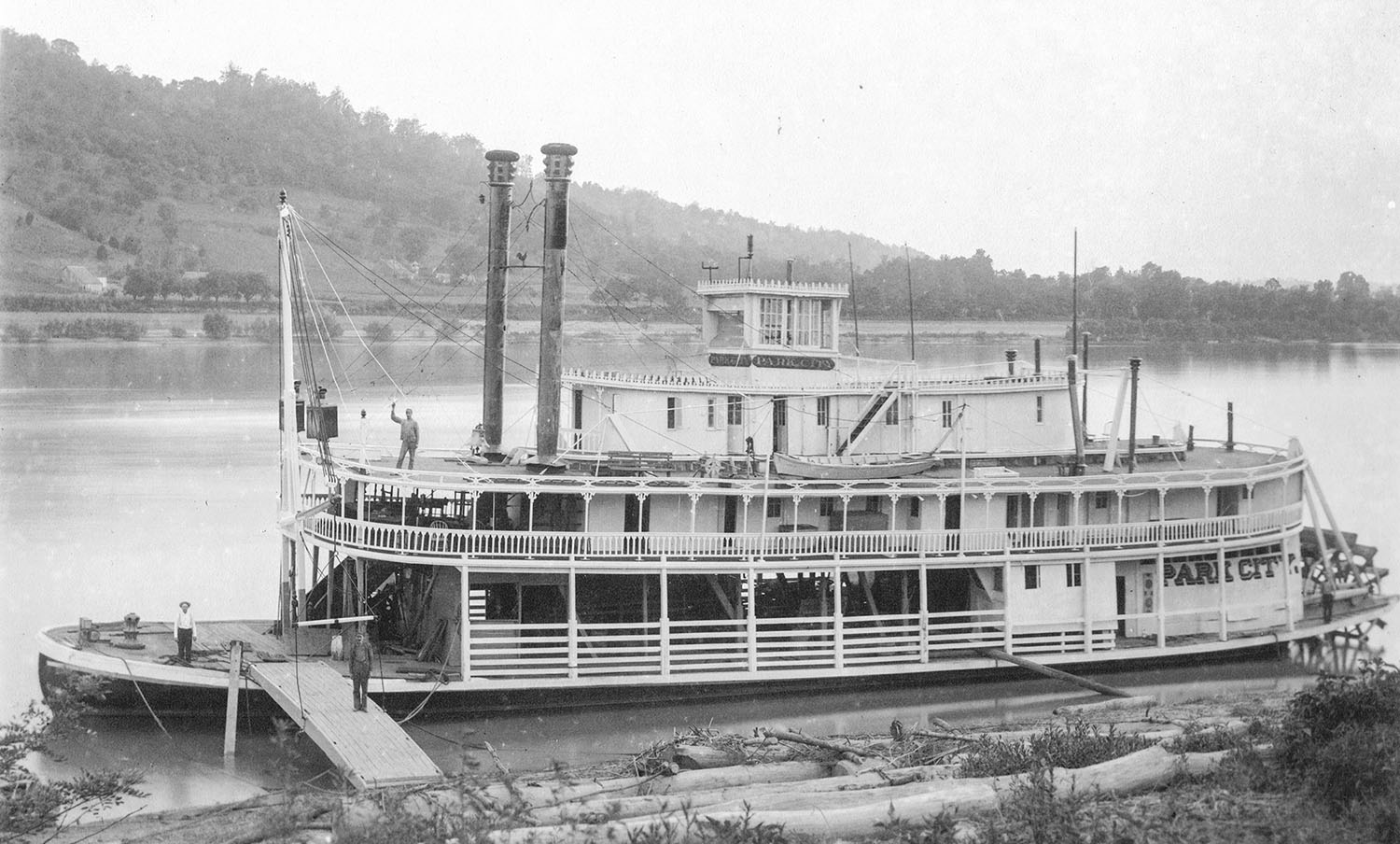 The steamer Park City at a landing. (Keith Norrington collection)