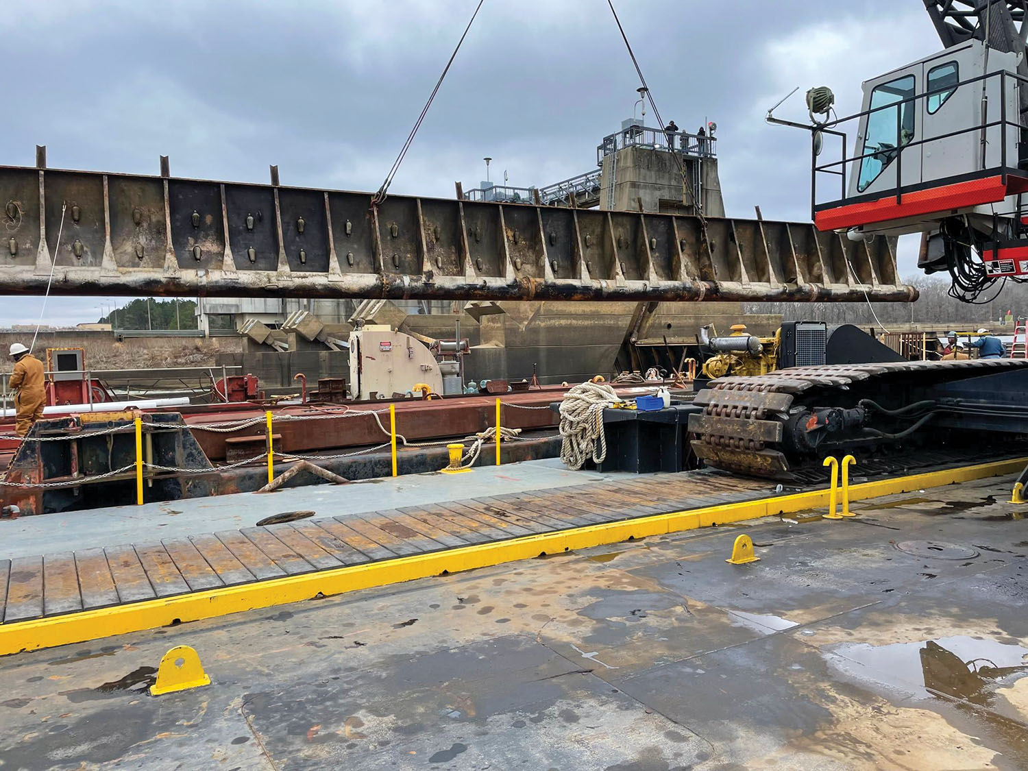 A maintenance crew with the Vicksburg Engineer District removes a portion of the hinged crest gate from Thatcher Lock and Dam on the Ouachita River. The Corps removed the gate and installed the lock and dam’s poiree needle system in early February after discovering that the gate’s anchorages were leaking, causing the Corps to lose pool on Thatcher Lake. (Vicksburg Engineer District photo)