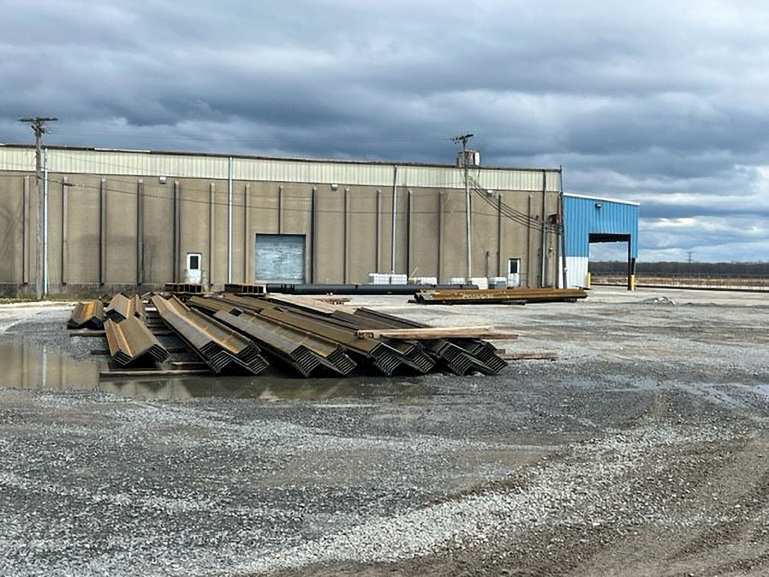 Construction began April 12 on an additional dock at the Owensboro Riverport Authority at Mile 759 on the Ohio River. It will be constructed of sheet piles with a poured concrete surface and be 200 feet long. The project is expected to cost $2 million. (Photo courtesy of Owensboro Riverport Authority)