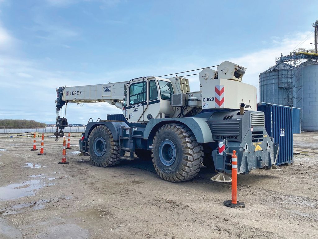 Hartz Contracting crane mobilized on site to begin prefabrication of sheet pile sections. (Photo courtesy of Owensboro Riverport Authority)