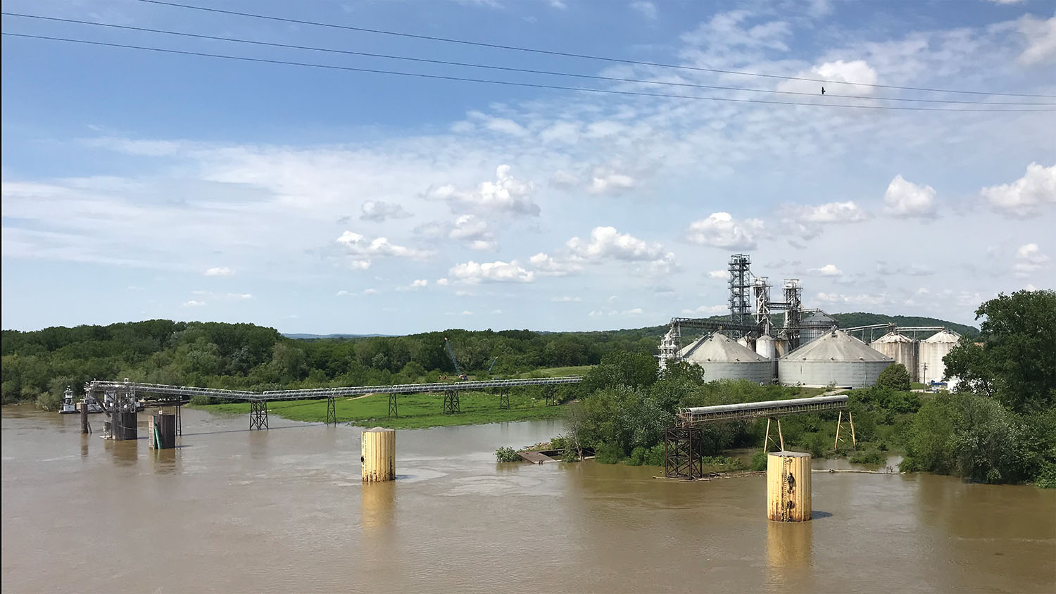 Yellow mooring cells mark where a barge equipped with a material handler will be placed as part of an estimated $14.1 million fertilizer offloading project in Old Shawneetown, Ill. The Shawneetown Regional Port Authority and Scates Group Intermodal River Terminal LLC have partnered for the project, which includes construction of a conveyor and fertilizer blending and storage facility. Elevar Agri-Solutions has signed an agreement to move fertilizer through the facility once constructed. (photo courtesy of Scates Group Intermodal River Terminal LLC)