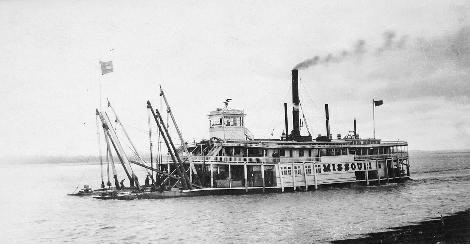 The snagboat Missouri at work. (U.S. Engineers photo, David Smith collection)