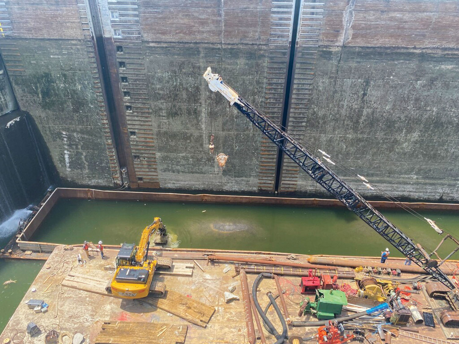 Kentucky Lock Reopens Following Barge Sinking In Chamber