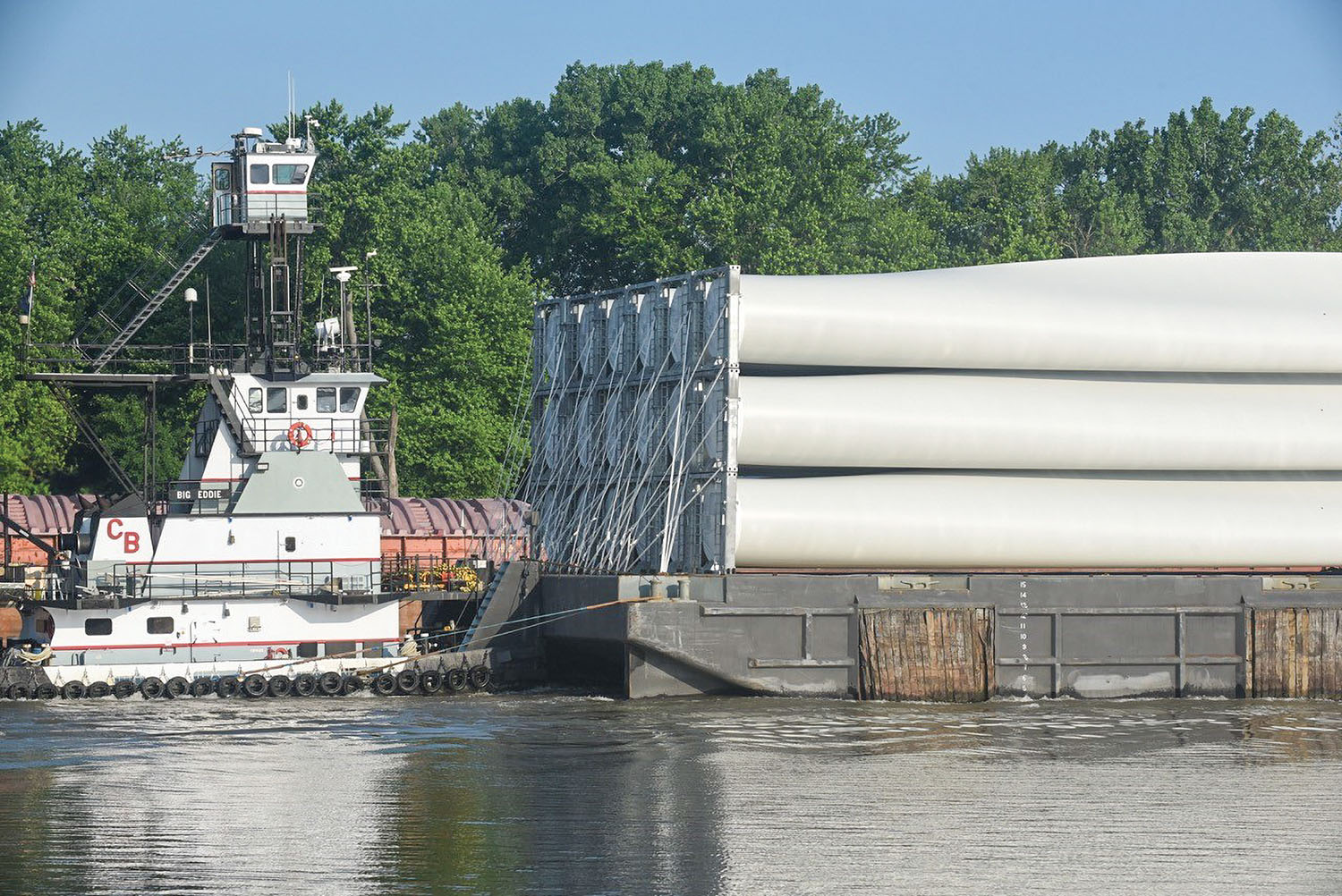 The mv. Big Eddie arrives with a barge loaded with wind turbine blades. (Photo by Bob Martin)