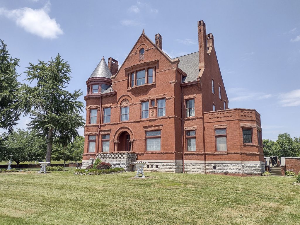 The Howard family, owners of the Howard Shipyard in Jeffersonville, Ind., moved into this 22-room mansion in 1894. It now houses the Howard Steamboat Museum. (Photo by Shelley Byrne)