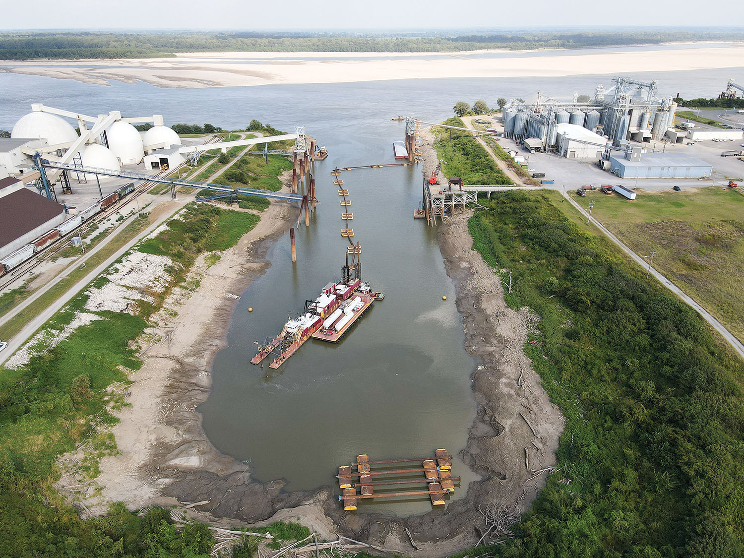 The Great Lakes Dredge & Dock Company dredge Iowa dredges in New Madrid County Harbor in 2021. The Memphis Engineer District has contracted with GLDD to dredge nine harbors in 2022. (Photo courtesy of Great Lakes Dredge & Dock)