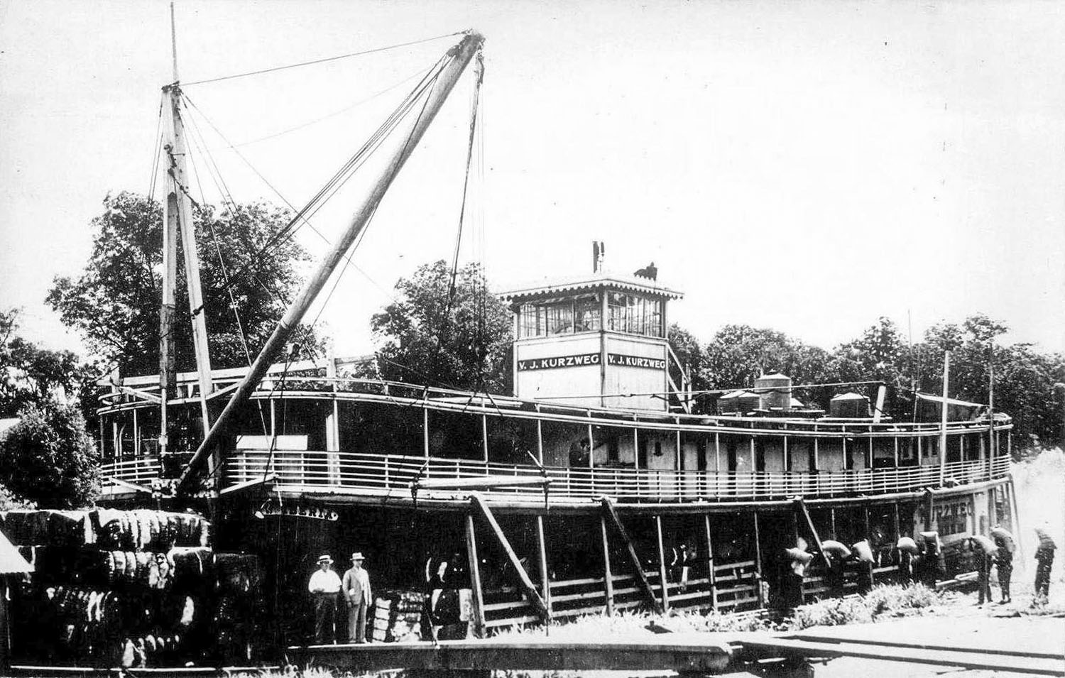 The 155- by 32-foot V.J. Kurzweg was powered by a Fairbanks-Morse diesel engine. (David Smith collection)