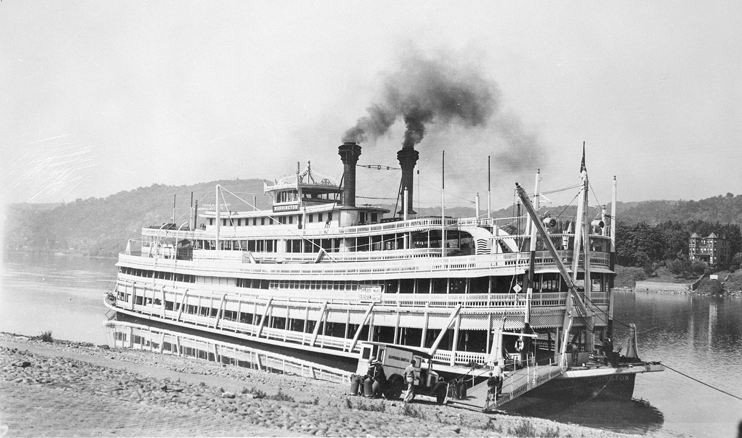 The Washington was built at Murraysville, W.Va., and completed at Wheeling, W.Va., in 1880. (David Smith collection)