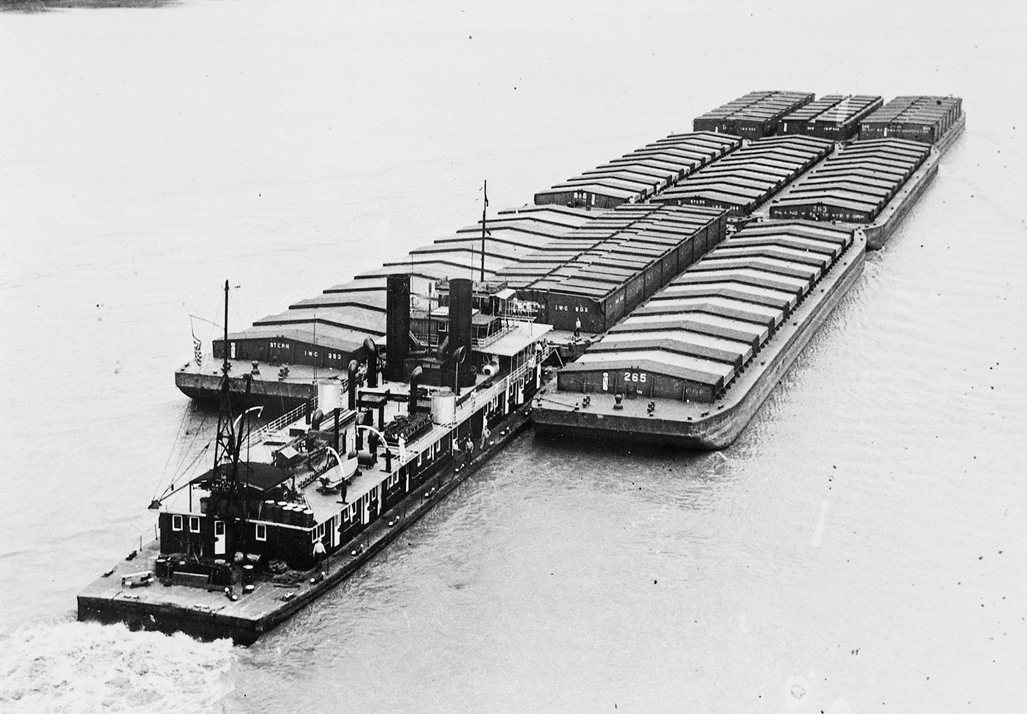 The Natchez with tow. (Dan Owen Boat Photo Museum collection)