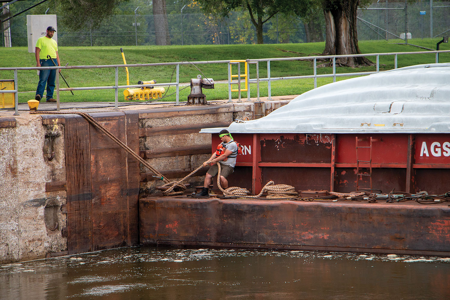 A deckhand has to halt the progress of the tow’s first cut of barges through Lock and Dam 25, described as one of the most difficult and dangerous parts of the double-locking process. (Photo by John Shoulberg)