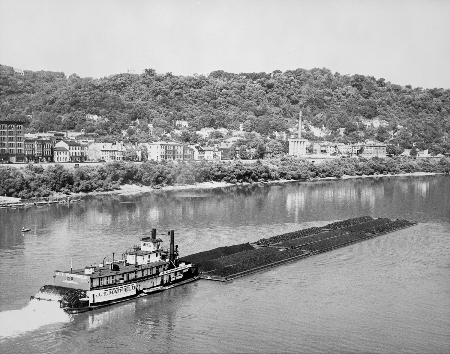 The J.T. Hatfield downbound at Maysville, Ky. (David Smith collection)