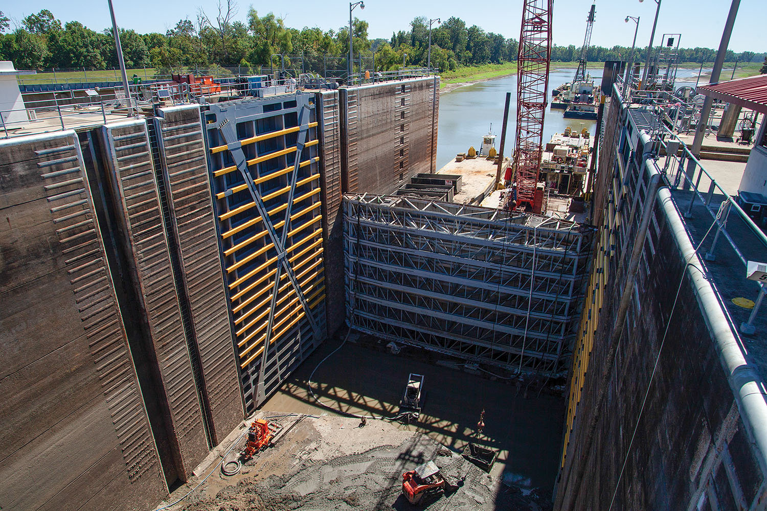 Stoplogs at Old River Lock hold back an extremely low Mississippi River during the lock’s dewatering for new miter gate leafs and expansion joint repairs. (Photo by Frank McCormack)