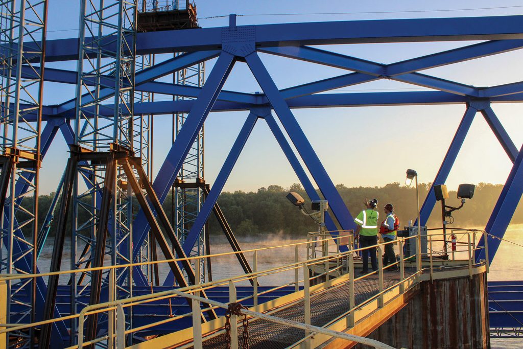 Workers prepare the span to leave the Paducah riverport. (Photo by Shelley Byrne)