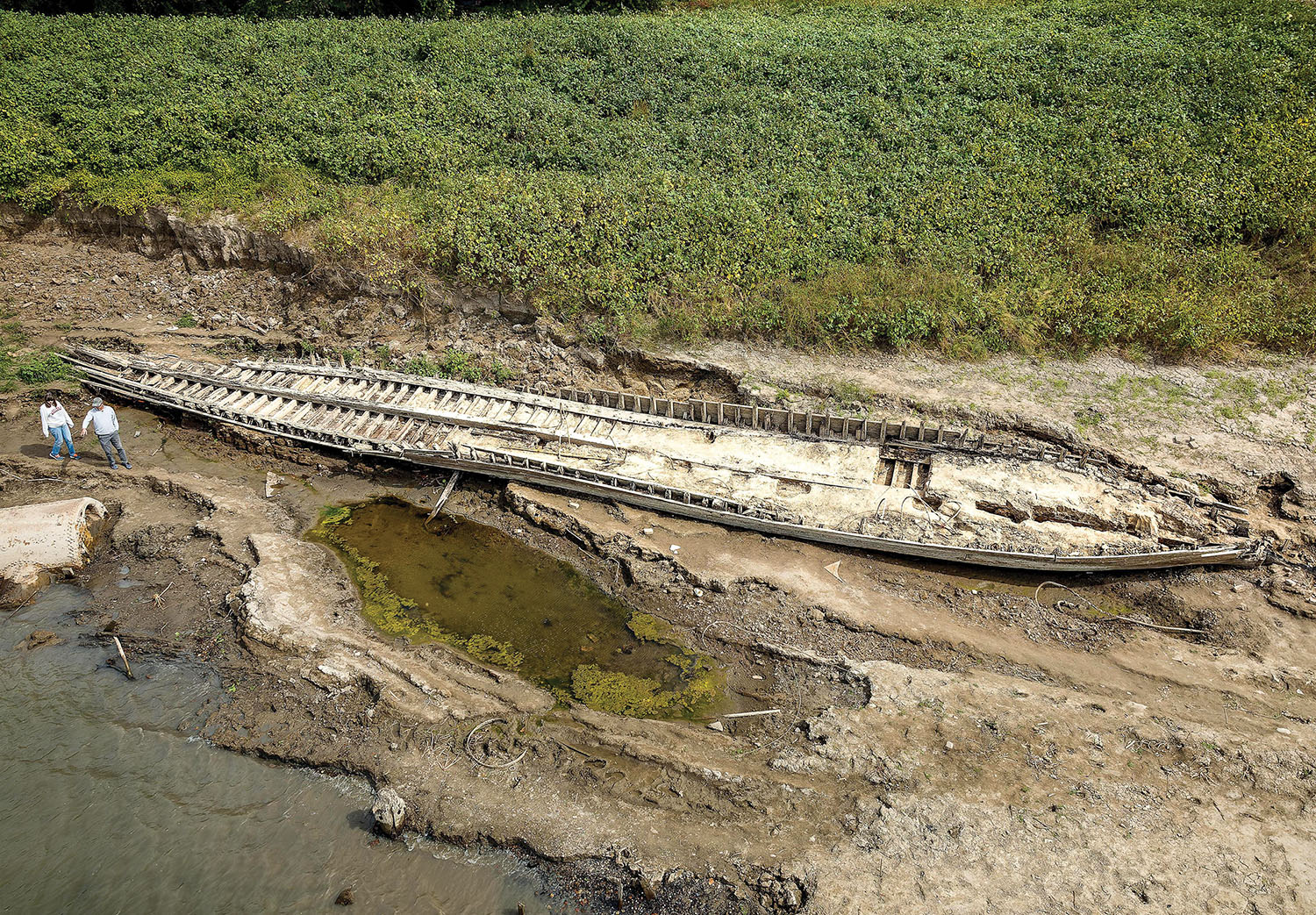 This wreck, exposed by the low water, is probably the remains of the ferry Brookhill, which sank at Baton Rouge in 1915. (Photo courtesy of P.J. Hahn