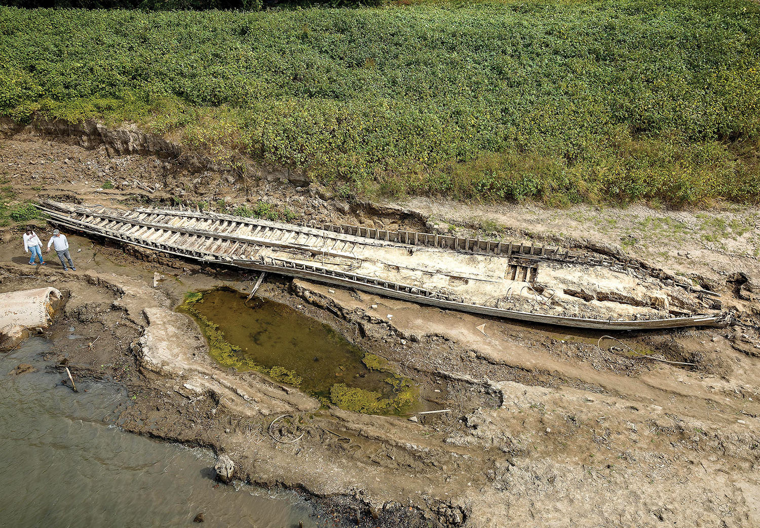 This wreck, exposed by the low water, is probably the remains of the ferry Brookhill, which sank at Baton Rouge in 1915. (Photo courtesy of P.J. Hahn