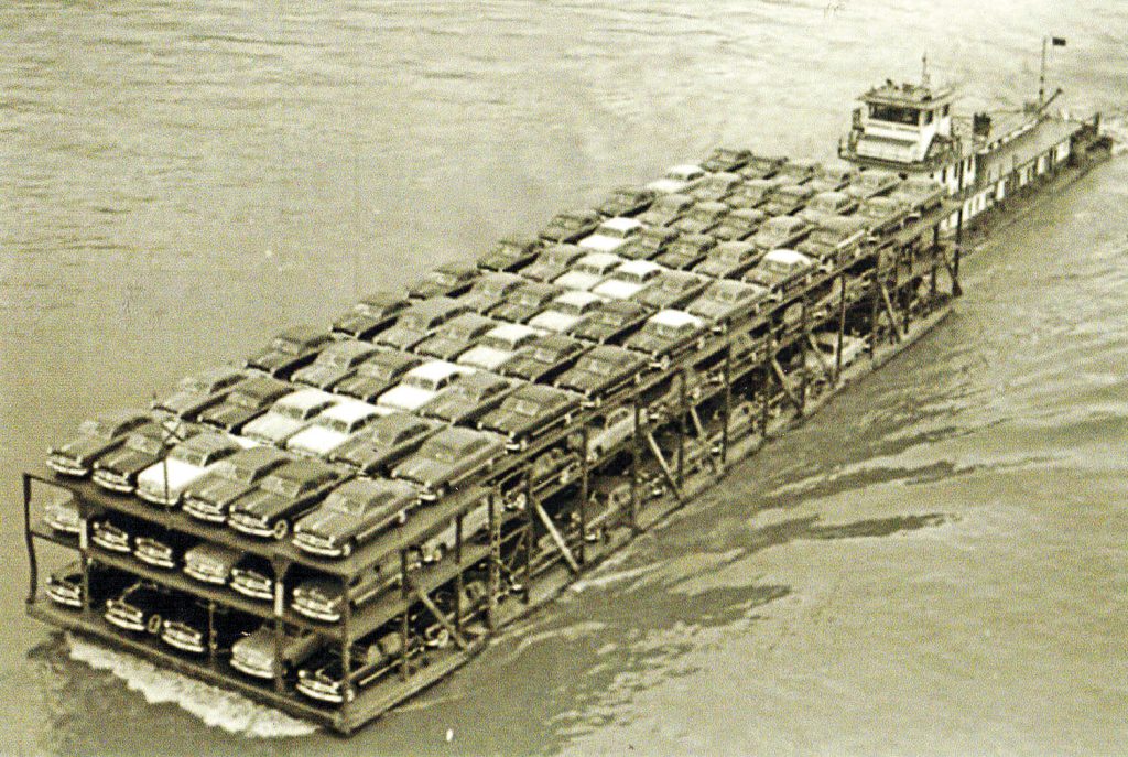 With a tow of cars as the Commercial Tennessean. (Dan Owen Boat Photo Museum collection)