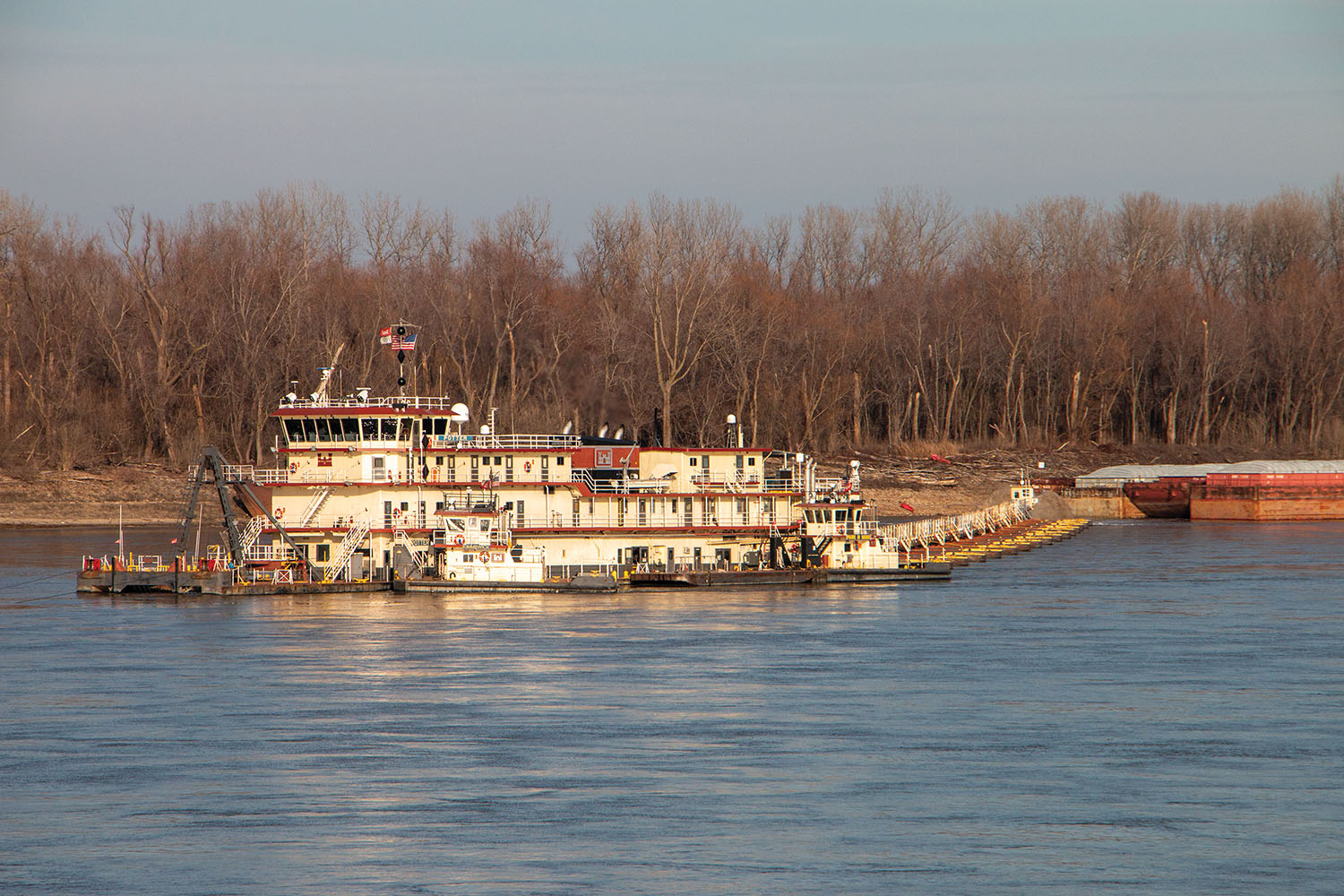 The dredge Potter works near the Southeast Missouri Port, just south of Cape Girardeau, Mo., on the middle Mississippi River. (photo by John Shoulberg)