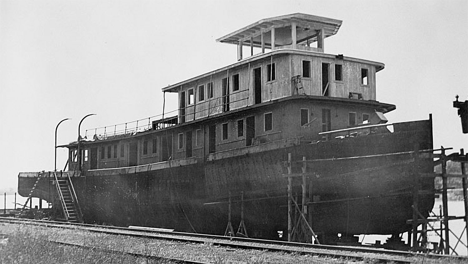 Tug Mobile under construction at Dubuque in 1938. (Dan Owen Boat Photo Museum collection)