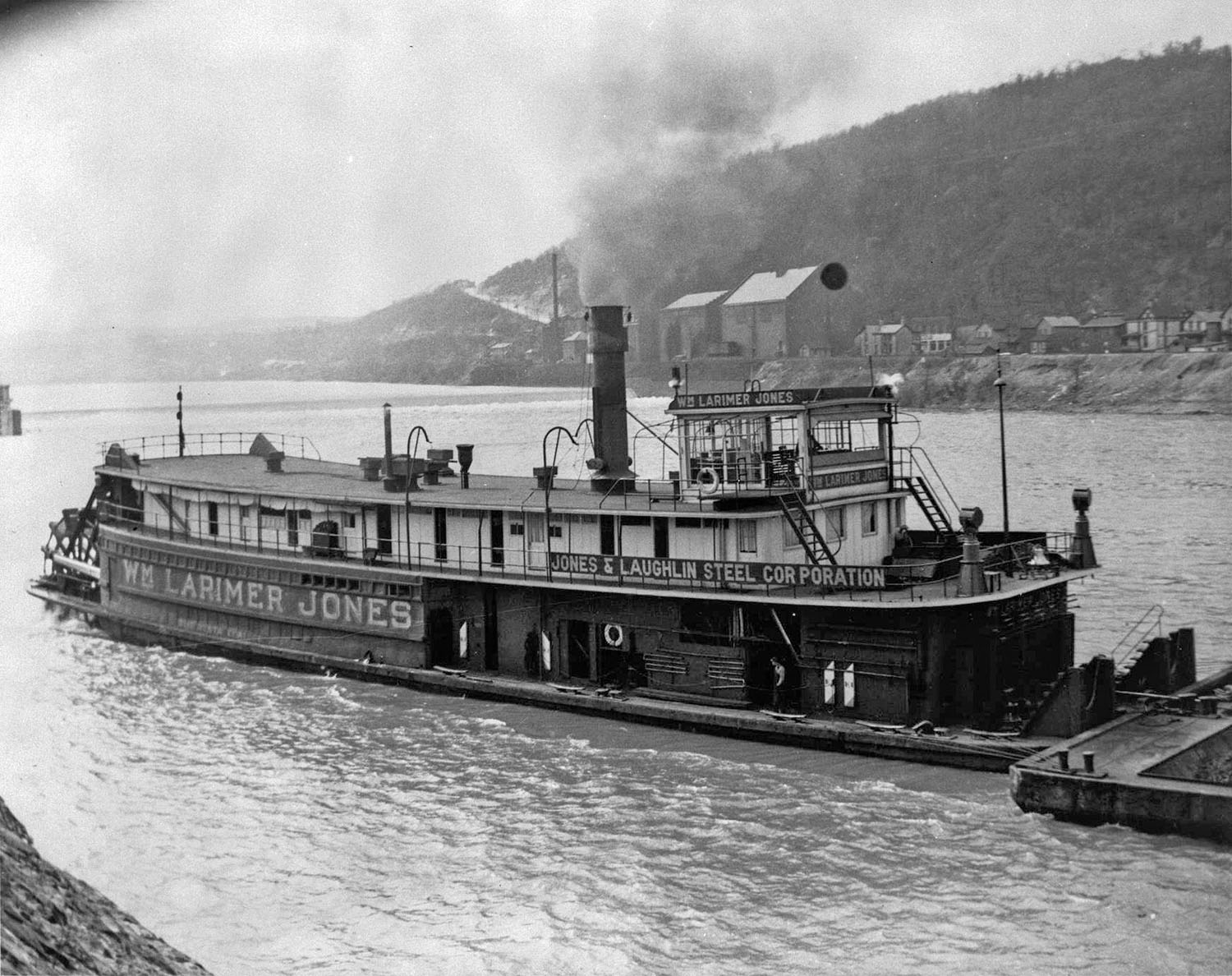 The Wm. Larimer Jones at work. Note no pilot wheel visible in pilothouse. (David Smith collection)