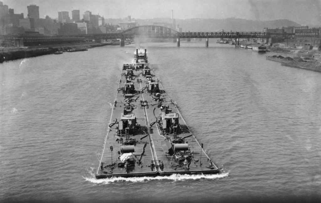 Str. Reliance on the Allegheny at Pittsburgh with a gas tow in 1939. (U.S. Engineers photo)