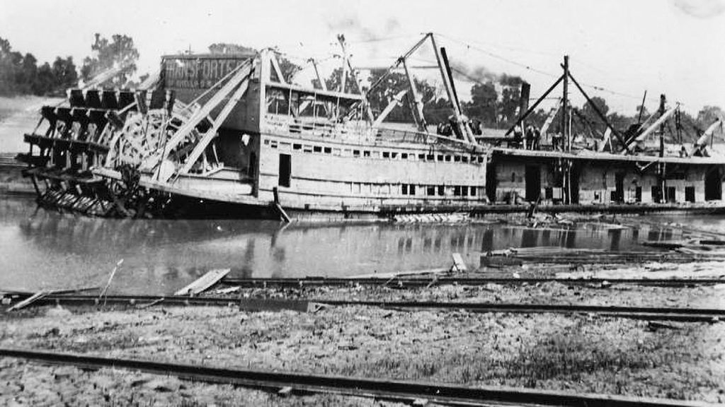At Paducah prior to rebuilding after capsizing in 1927. (David Smith collection)