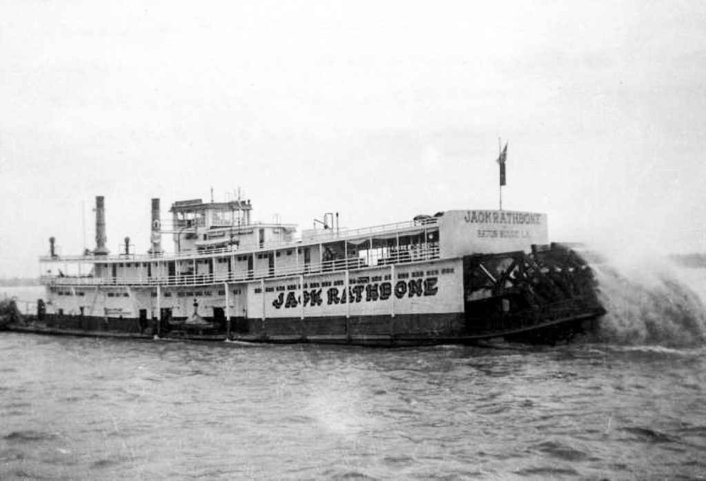 Str. Jack Rathbone in operation rolling a big wheel while shoving up the swift Lower Mississippi River. (David Smith collection)