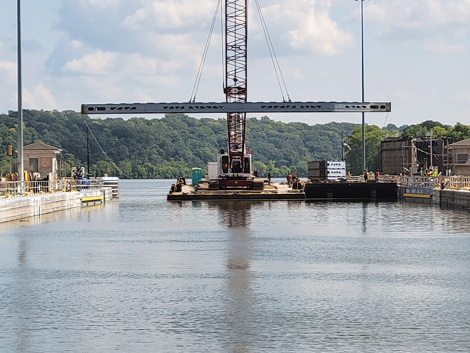 Bulkhead placement at Dresden Island Lock. The Dresden Island, Brandon Road and Marseilles locks on the Illinois Waterway have been closed since June 1 but are expected to open on schedule by October 1. (Photo by Nathan Tillberg/Rock Island Engineer District.)