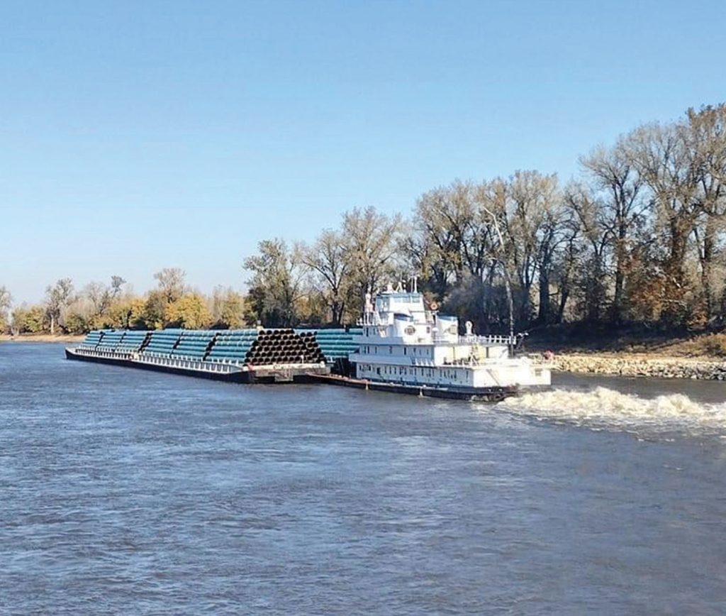 The mv. Kevin Michael near the mouth of the Missouri River on October 31. (Photo courtesy of Prairie State Marine Services)