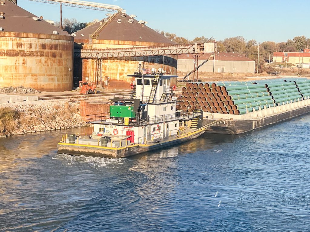 The Capt. Tony Ice setting up for offload. (Photo courtesy of Prairie State Marine Services)