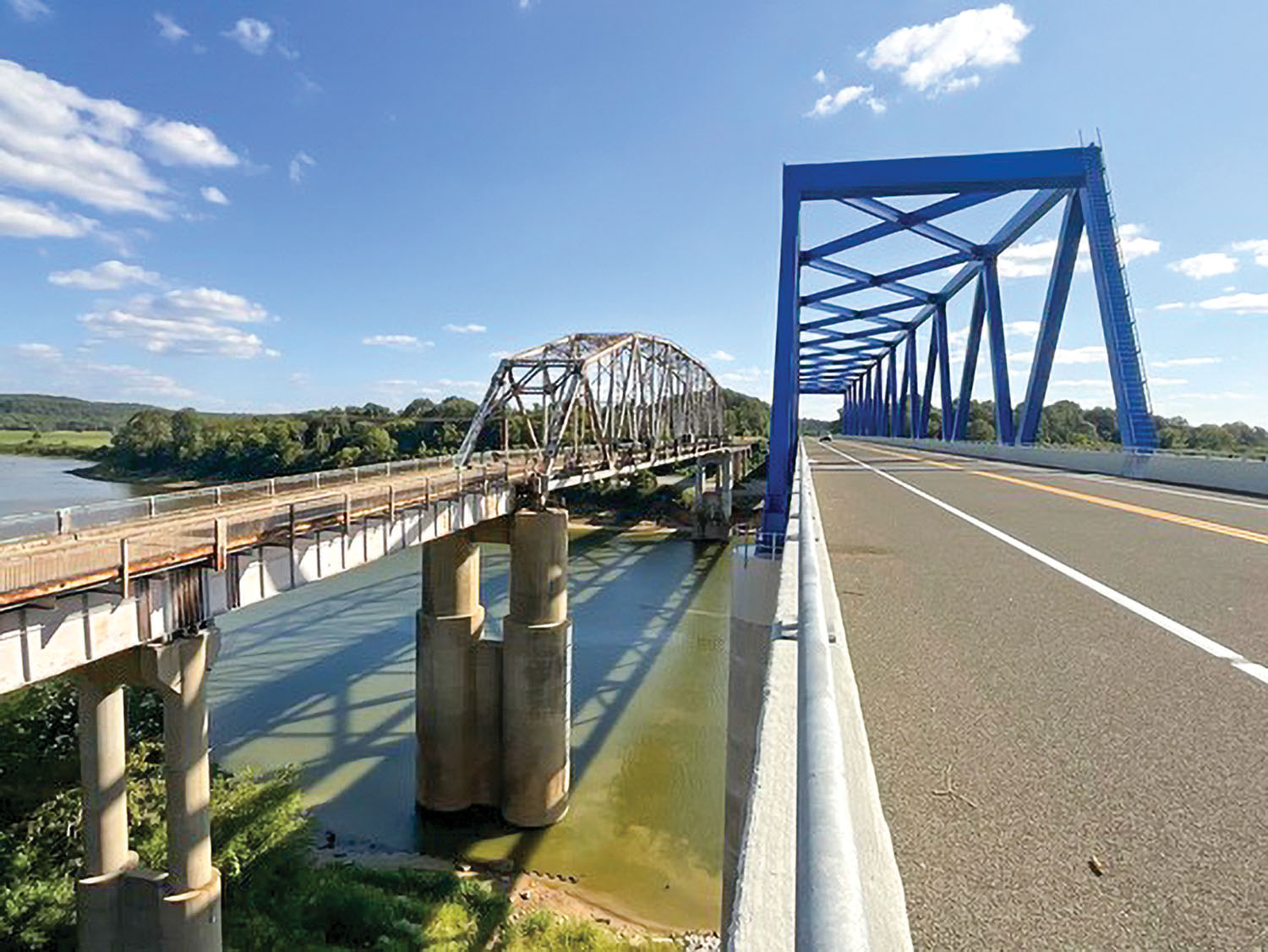 Old (left) and new spans across the Cumberland River at Smithland, Ky. (Photo courtesy of Kentucky Transportation Cabinet)