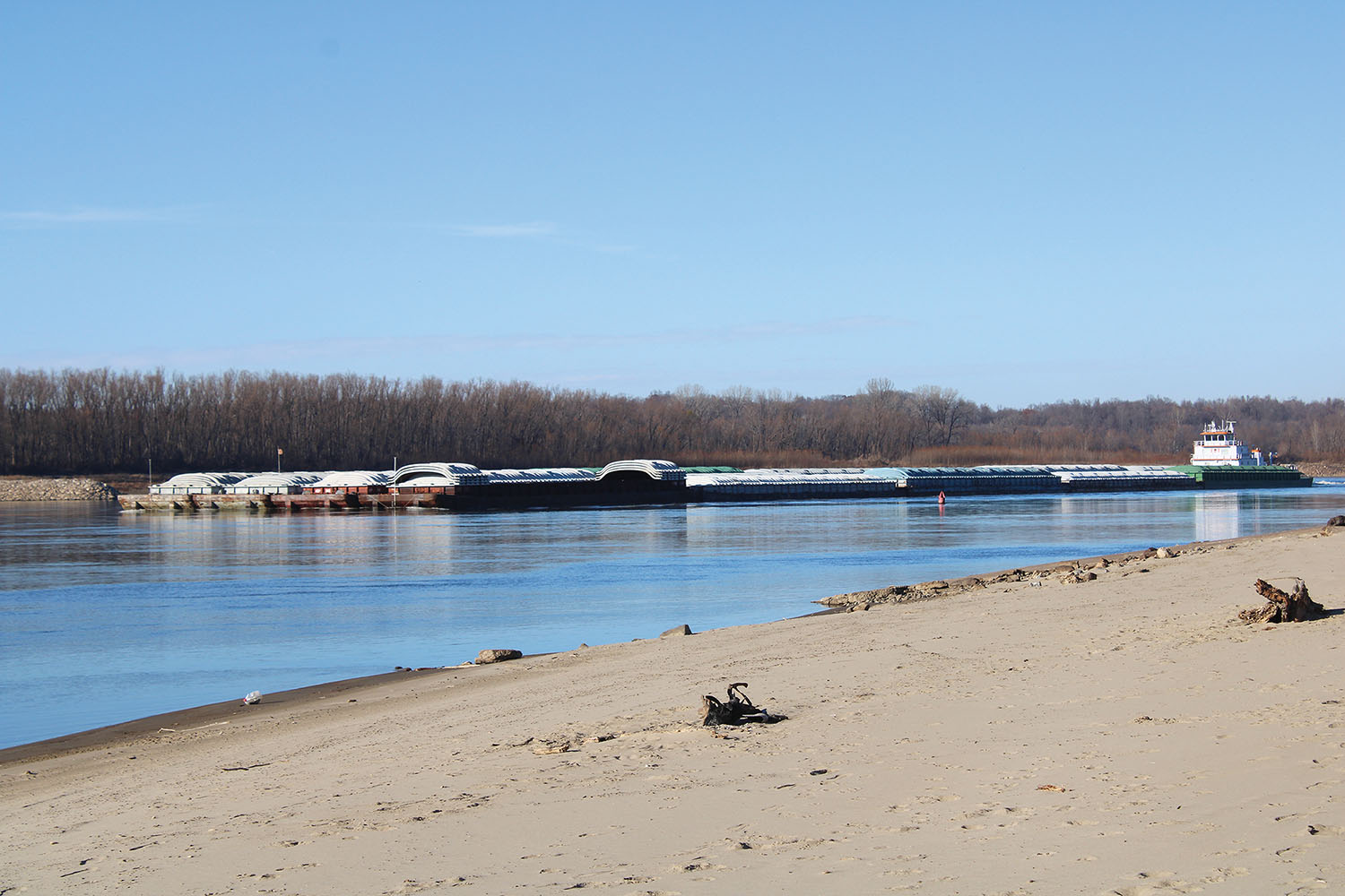 Tennessee Valley Towing’s mv. Nick G. Buford travels downbound in a bend just upstream of the Thebes, Ill., railroad bridge, Upper Mississippi River 43.7, on December 12. (Photo by Shelley Byrne)