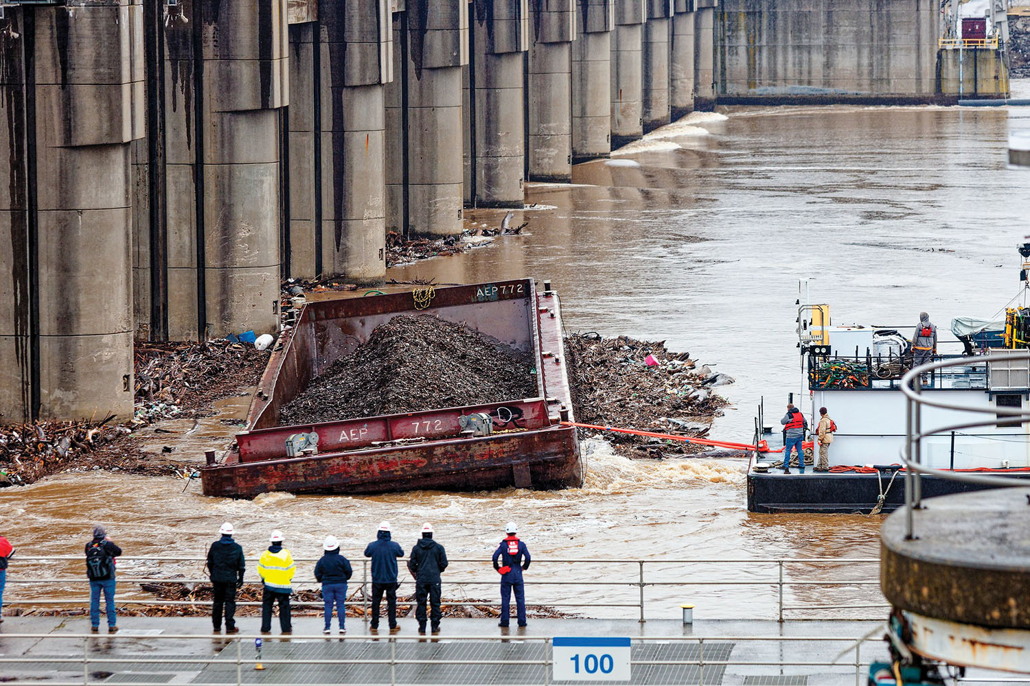 Crews aboard Campbell Transportation Company’s mv. Andrea S and mv. Marci Gale pulled the barge away from the piers at Markland Dam on the Ohio River. (photo by Justin Carlisle)
