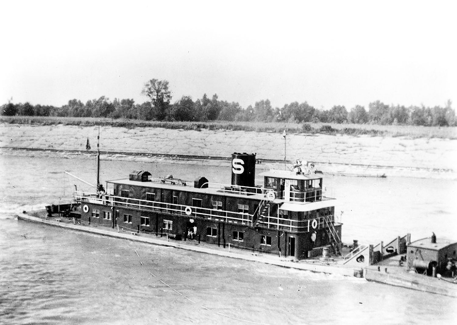 The St. Paul Socony when quite new. (Dan Owen Boat Photo Museum collection)