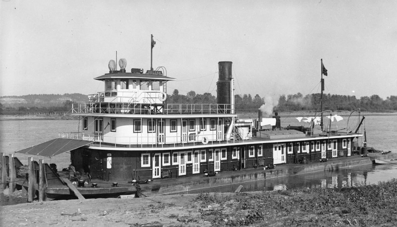 Str. Helena when new. (Dan Owen Boat Photo Museum collection)