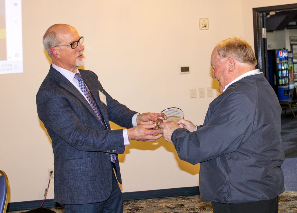 CORBA Executive Director Eric Thomas presents outgoing chairman Doug Ruschman with the chairman’s award. (Photo by Shelley Byrne)