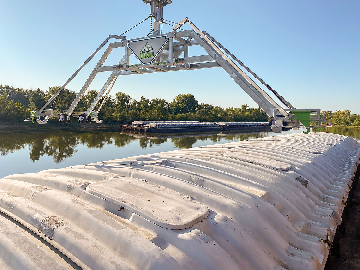 The Claw Lid Lifter is designed to remove and replace barge covers without needing to have people on the barge. (Photo courtesy of Chuck Gifford)