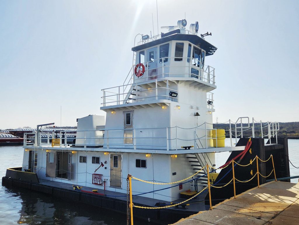 The mv. Midwest Challenger was built by Nichols Boat Company (Photo by Ross Lotspeich, Canal Barge Company)