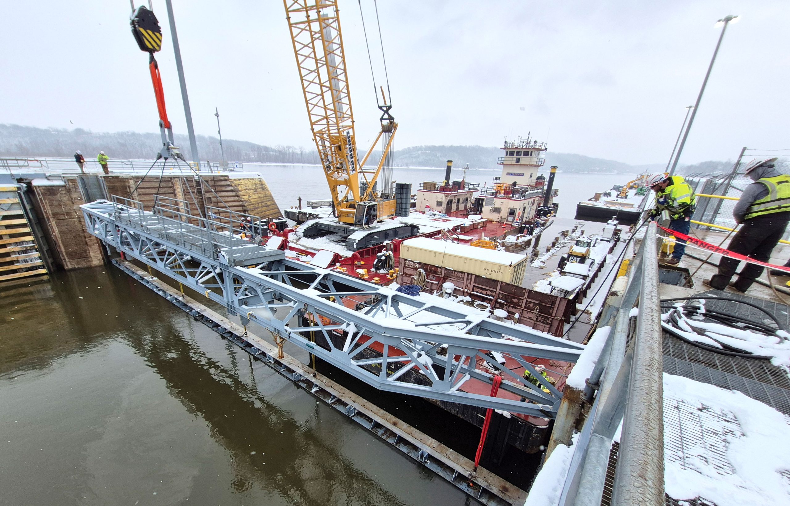 Corps Hosts Tour At Upper Miss Lock And Dam 25
