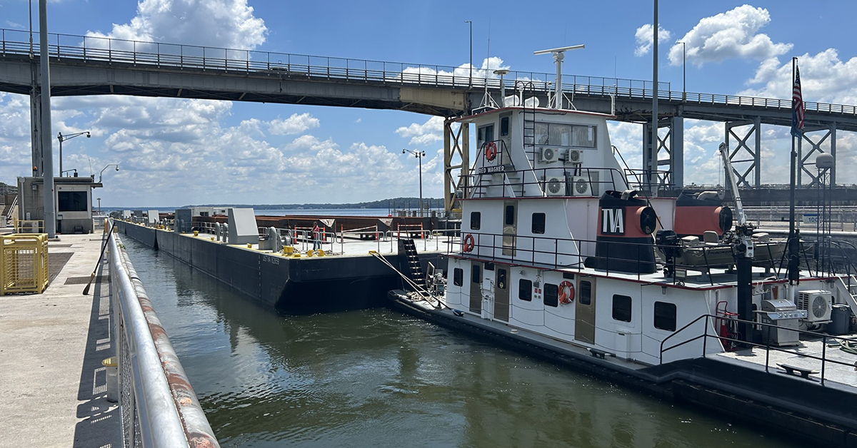 Spud Barges Installed As Interim Lock Guide Wall