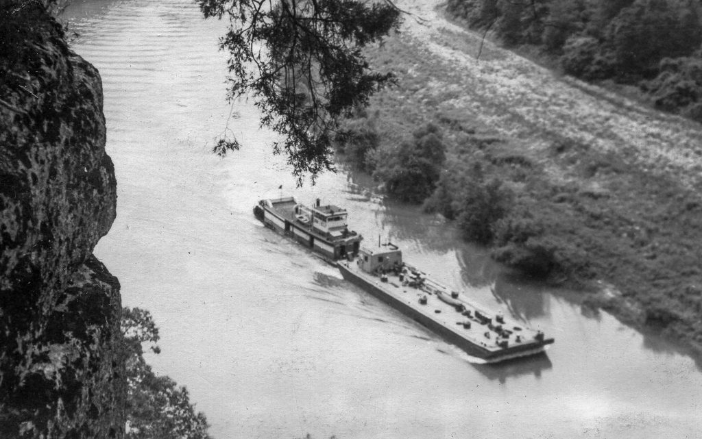 John J. Kelly passing Chimney Rock on the Kentucky River with a Gulf Oil barge. (Photo courtesy of Barry Griffith)