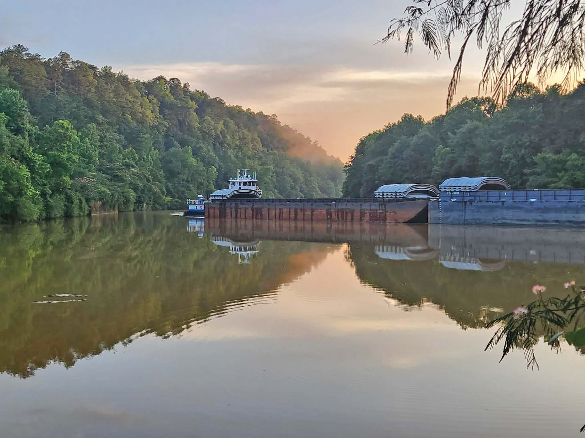 A tow pushes covered hopper barges on the Black Warrior River system. The Birmingham-Jefferson County Port Authority (BJCPA) says the port handles significant coal volumes and sees growth potential in other bulk cargoes moving to and from the terminal, including scrap metal and other steel-related raw materials. (Photos courtesy of Rebirth Marketing & Consulting)